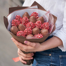 Букет из клубники в шоколаде летний